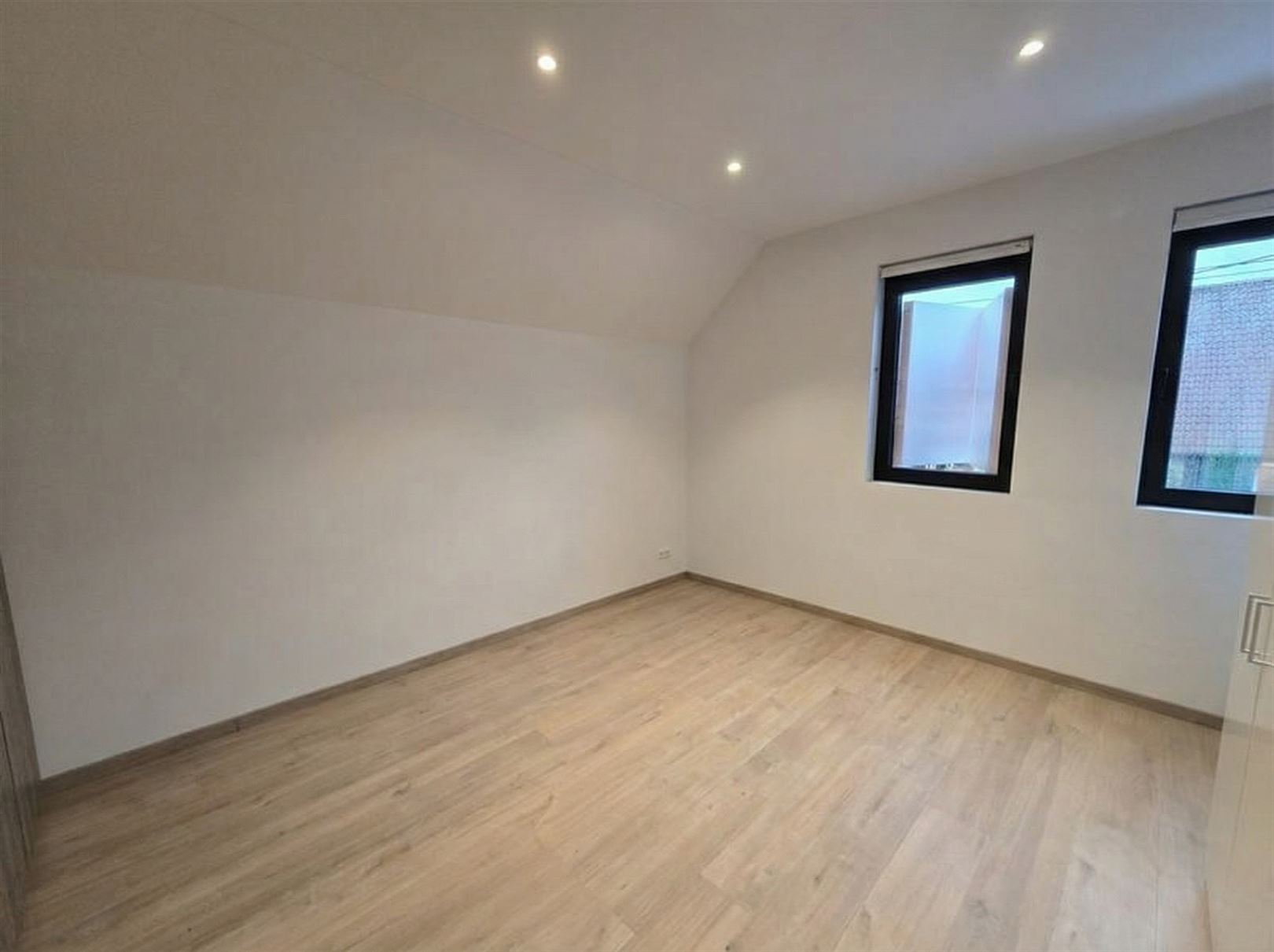 minimalistische-slaapkamer-met-babybed