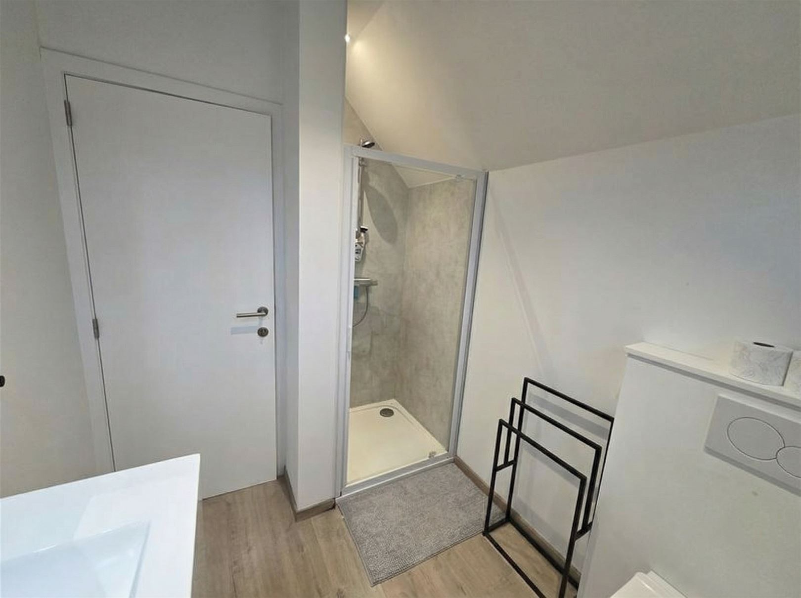 badkamer-met-douche-en-toilet