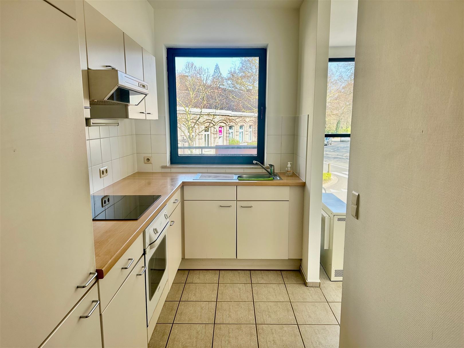 ruime-woonkamer-met-eettafel