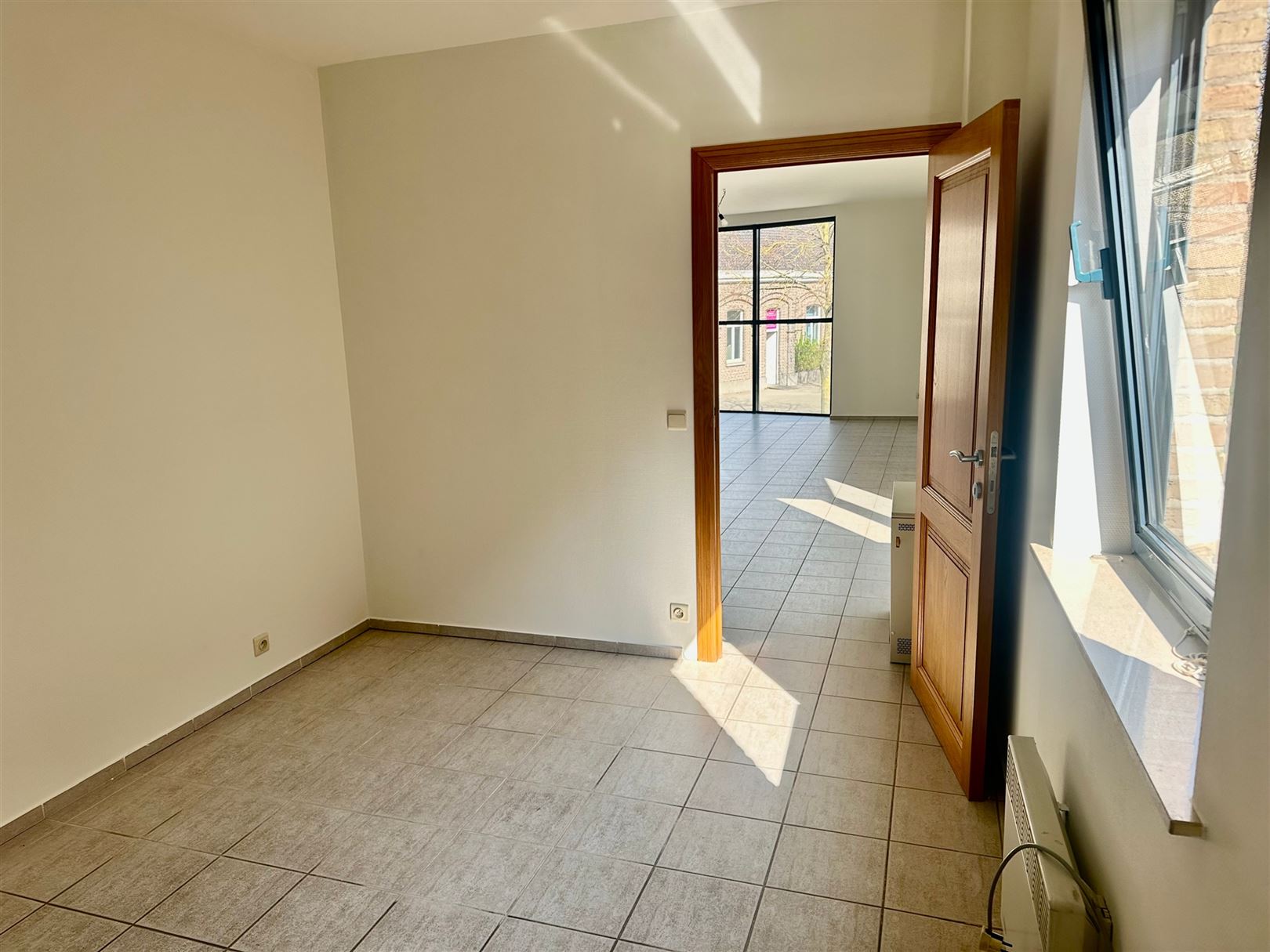 gezellige-slaapkamer-met-houten-meubels