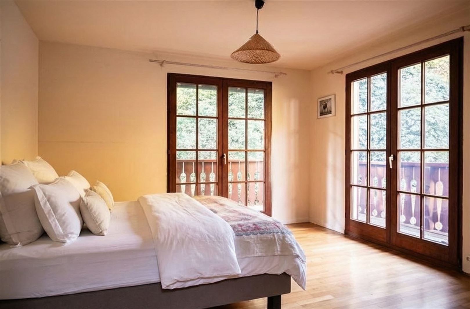 lichte-slaapkamer-met-moderne-verlichting