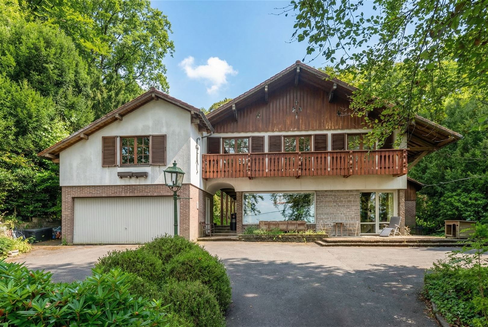 charmant-huis-met-houten-balkon