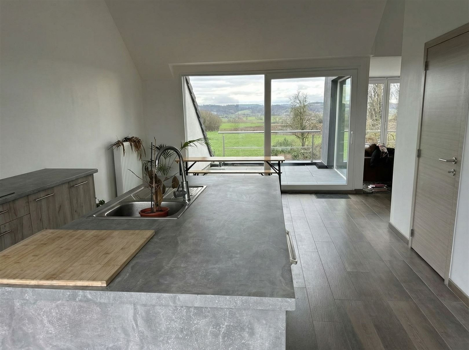 minimalistische-slaapkamer-met-schuin-plafond