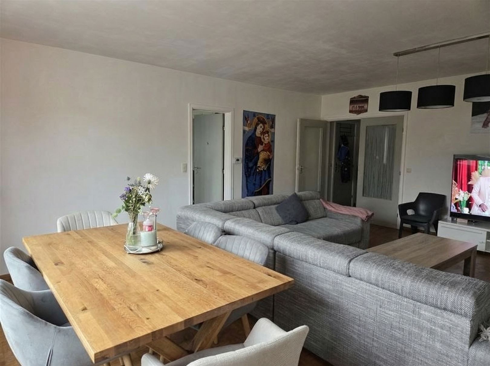 lange-woonkamer-met-eettafel-en-bank