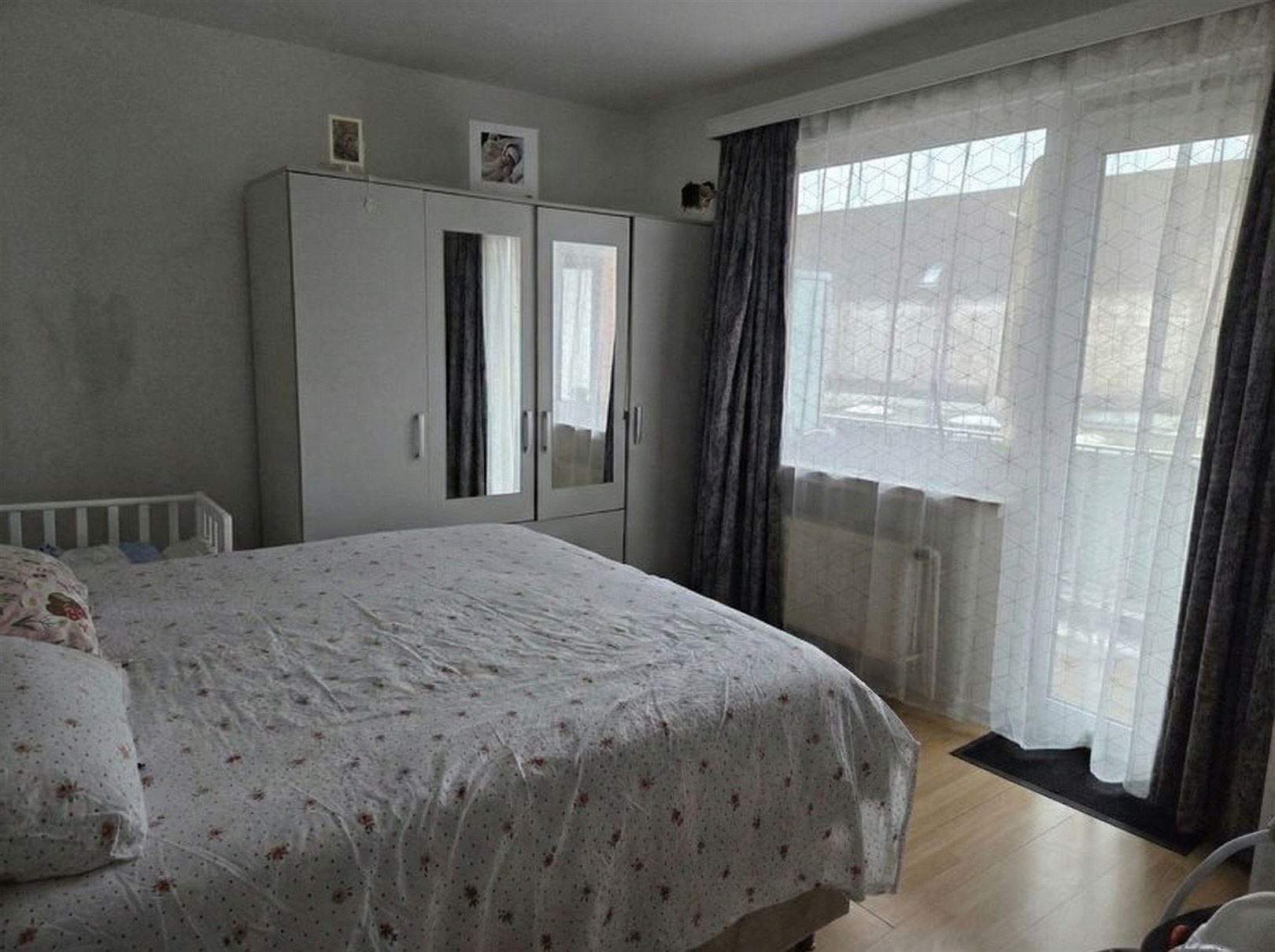 gezellige-slaapkamer-met-wieg