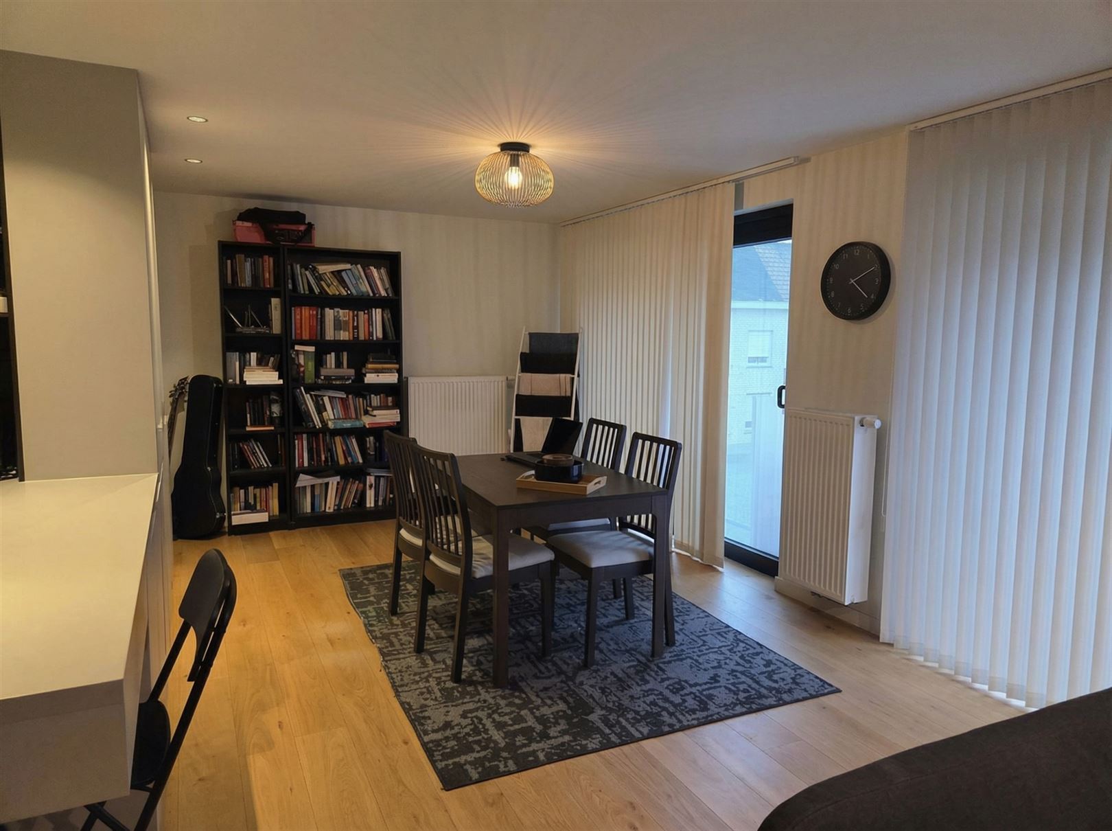 moderne-eetkamer-met-boeken