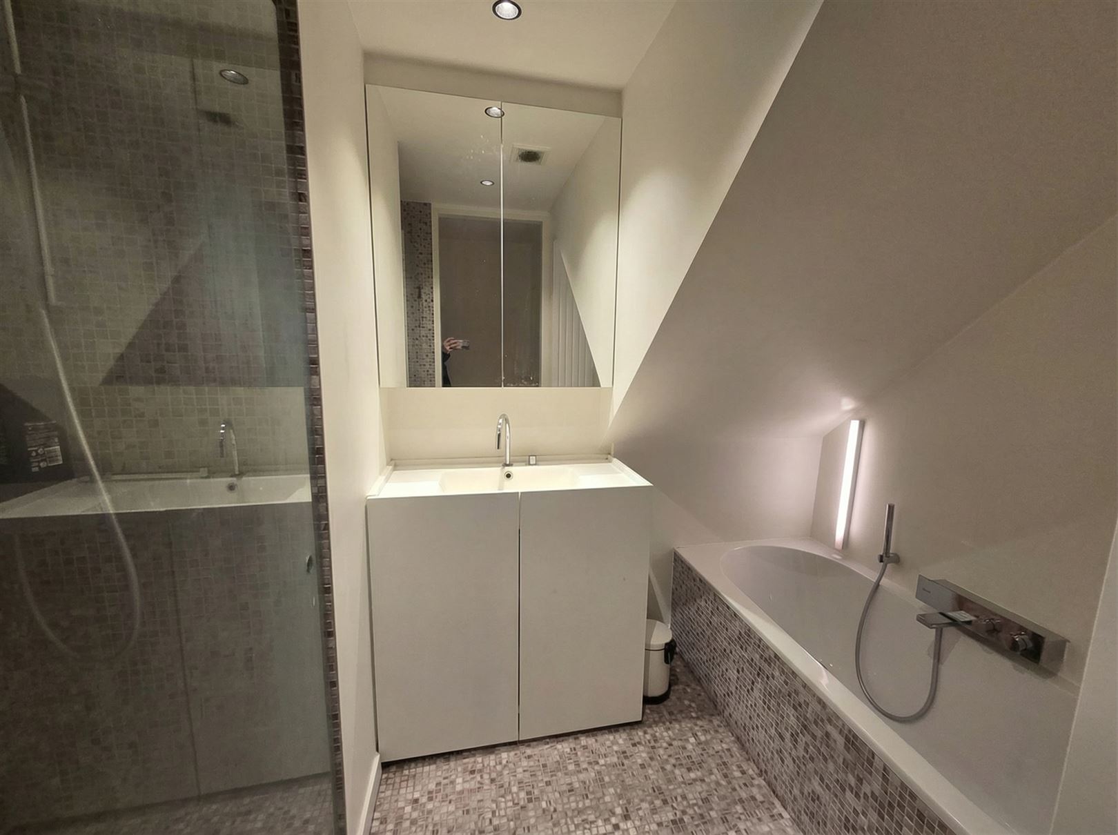 modern-white-bathroom-interior