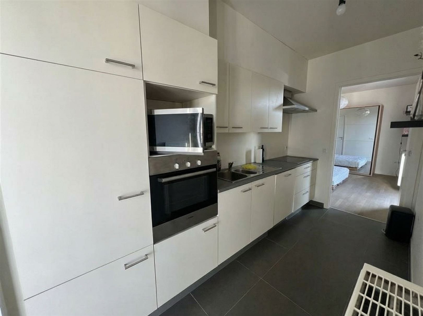 minimalistische-keuken-met-uitzicht-op-slaapkamer