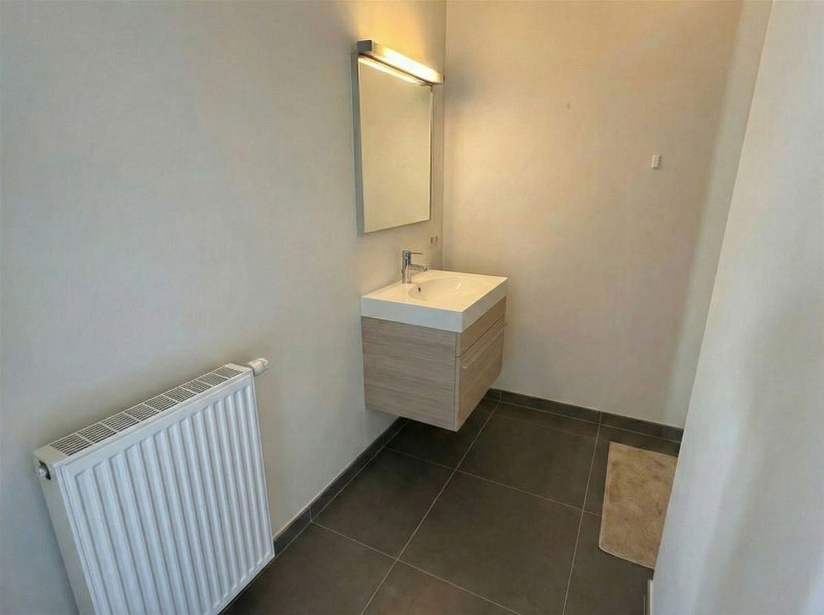 minimalistische-badkamer-met-wastafel