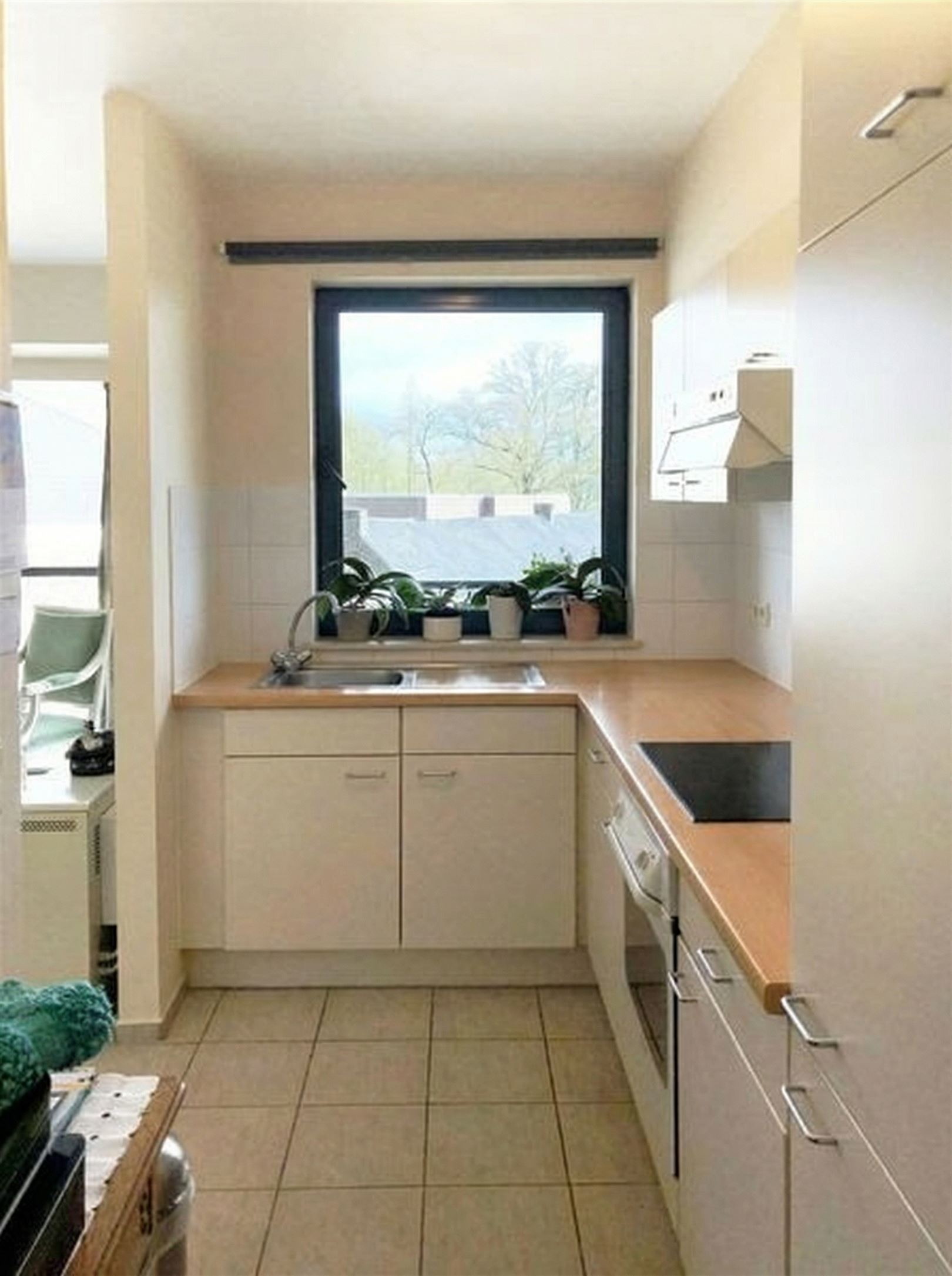 smalle-keuken-met-raam