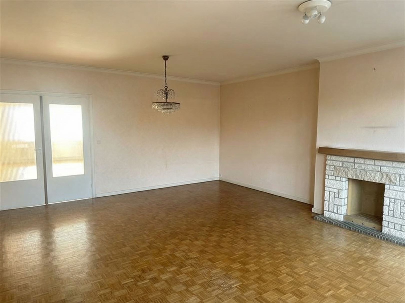 lege-woonkamer-met-openhaard