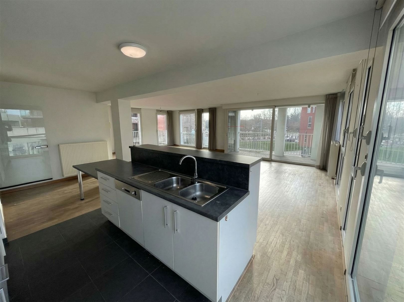 modern-open-plan-kitchen-and-living