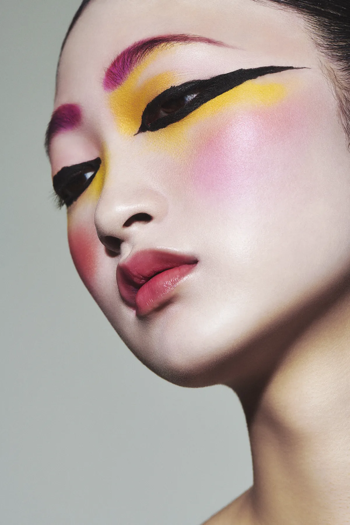 Mirror Mirror 17 — beautyfotografie door Lesley Hoste