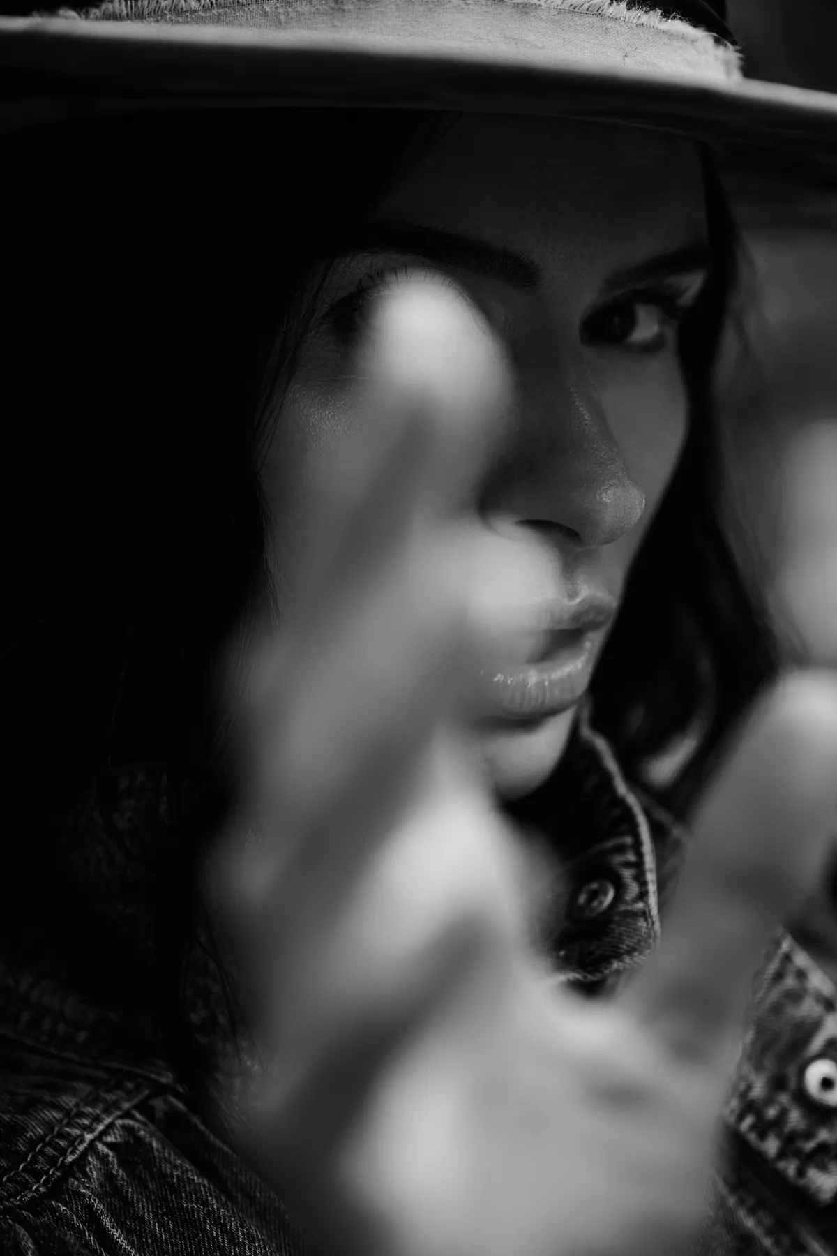 Val — fashionfotografie door Lesley Hoste