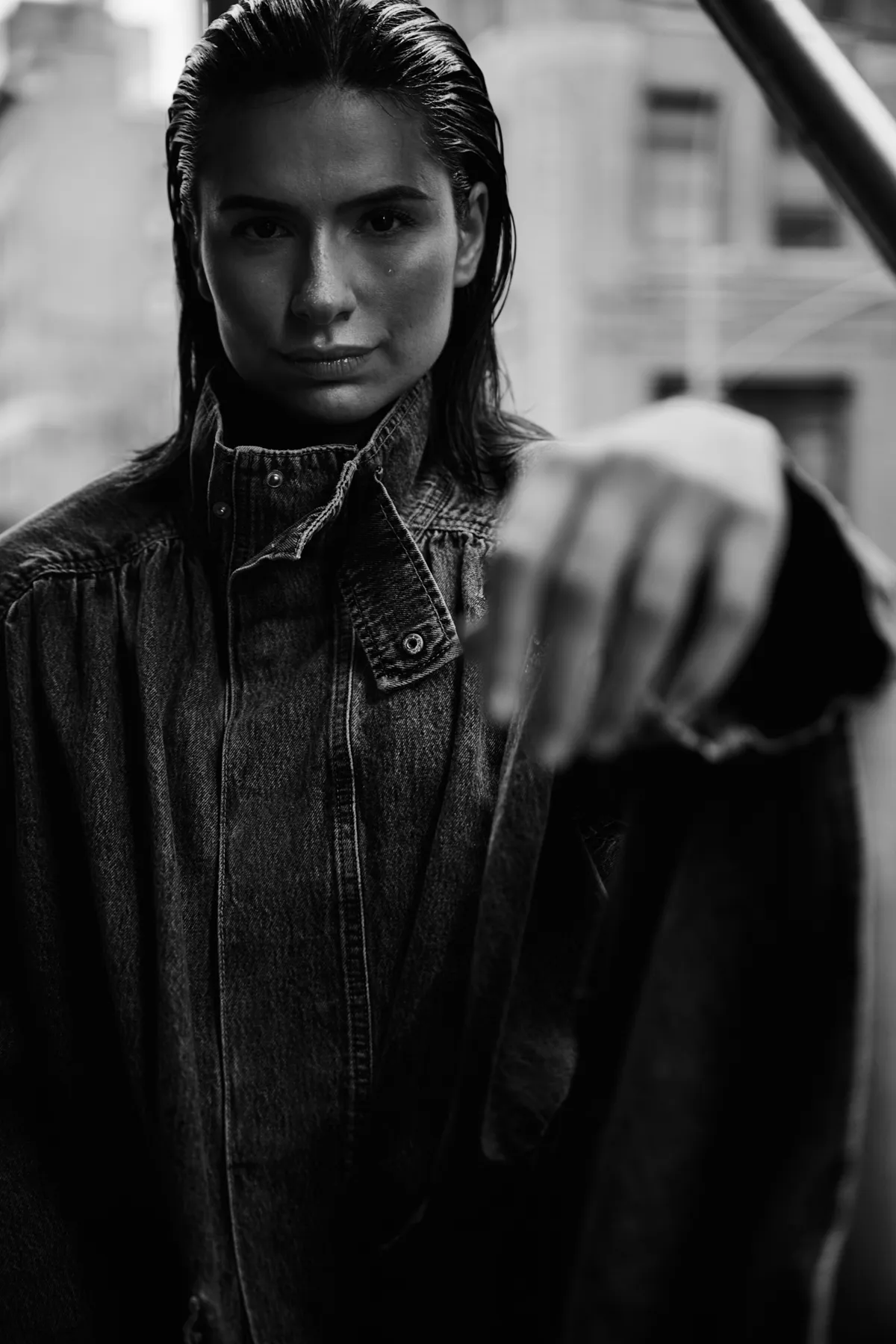 Val — fashionfotografie door Lesley Hoste